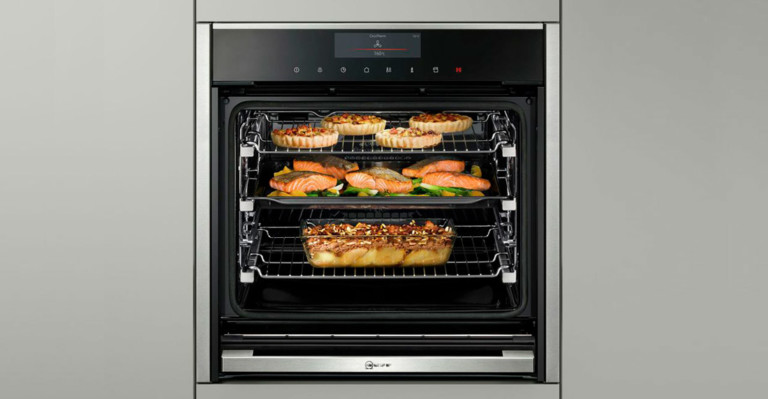 Limpieza de hornos Neff: consejos y pasos a seguir , imagen de horno con comida horneandose | Spai Cuines