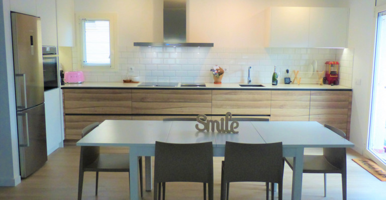 Vista completa de cocina Blanca y madera en Argentona | Spai Cuines