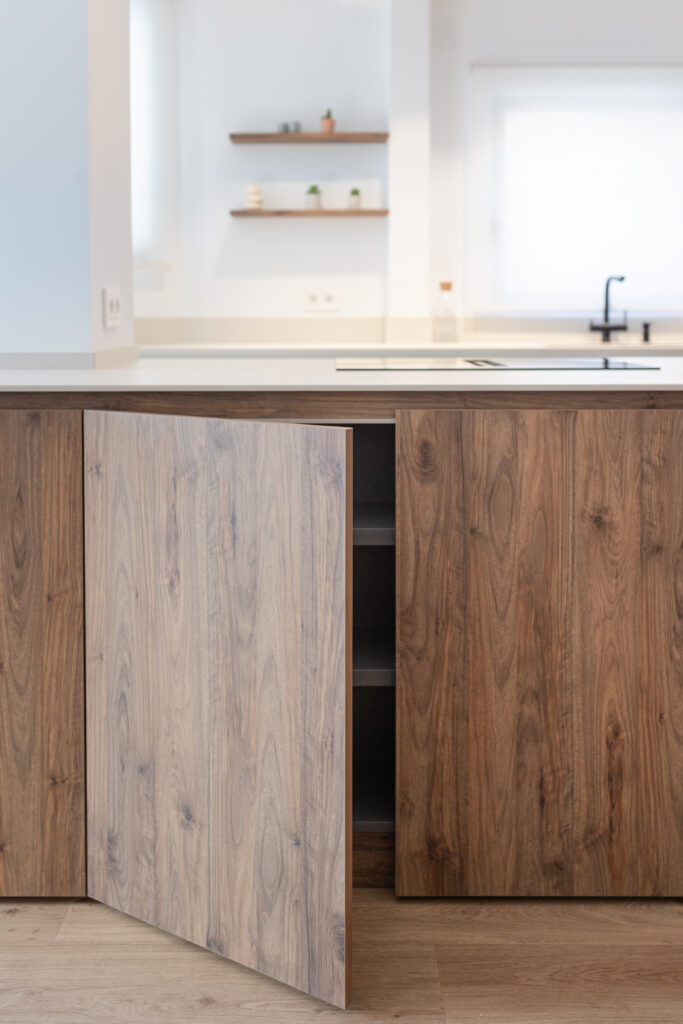 Cocina atemporal en blanco y madera | Spai Cuines