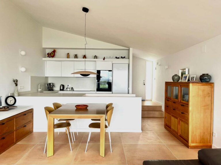 Cocina abierta al mar Mediterraneo con encimera de porcelánico Dekton | Spai Cuines