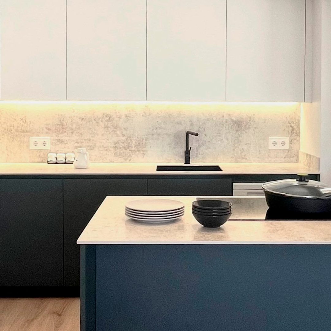 Cocina-Abierta-sala-peninsula-00-SpaiCuines