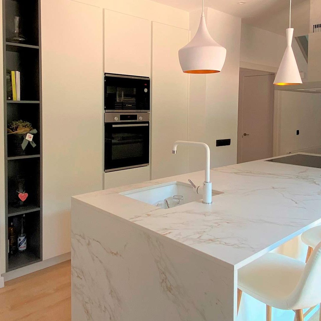 Cocina-blanca-minimalista-00-Spaicuines