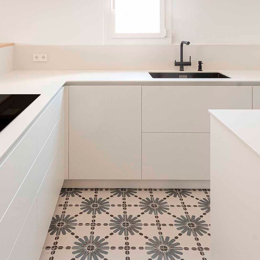 Cocina-temporal-blanca-madera-000-SpaiCuinesCocinas