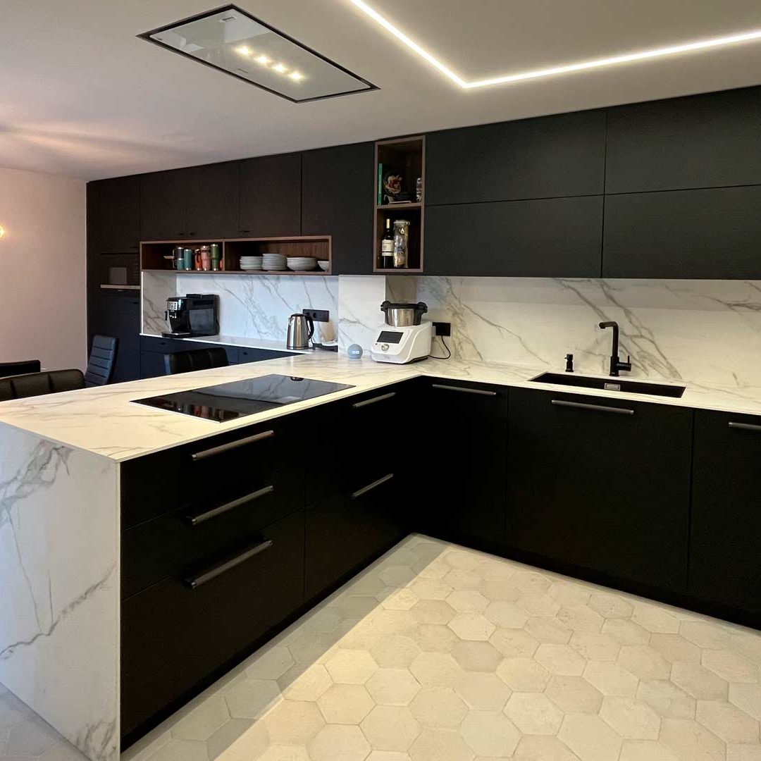 Portada-cocina-negra-elegante-00-SpaiCuines