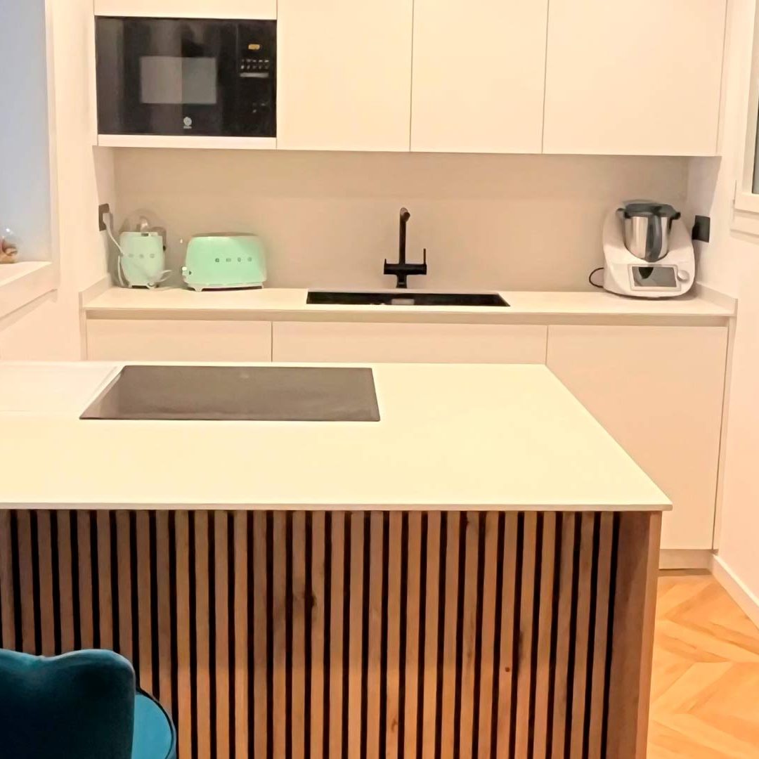 Portada-cocina-pequena-peninsula-00-Spaicuines